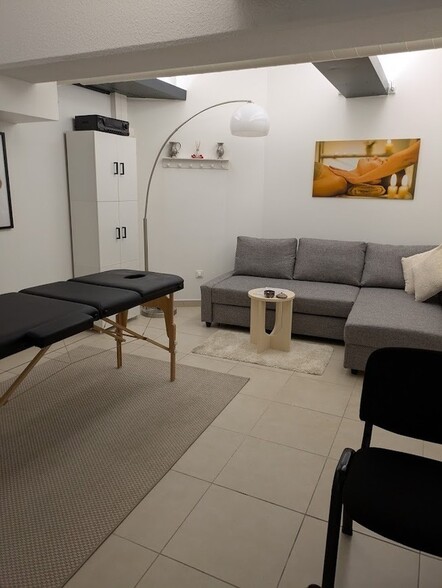 Medical in Bourgoin-Jallieu to rent - Building Photo - Image 2 of 10