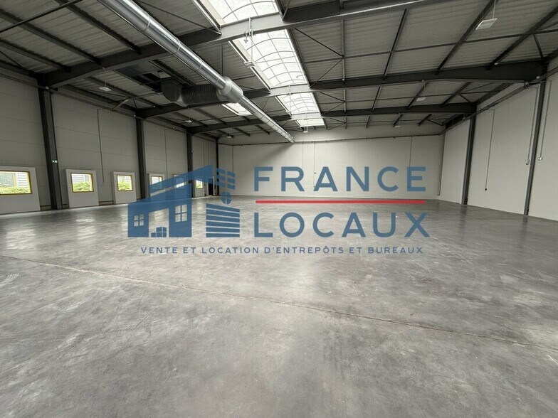 Light Industrial in Le Mesnil-Amelot to rent - Interior Photo - Image 2 of 6