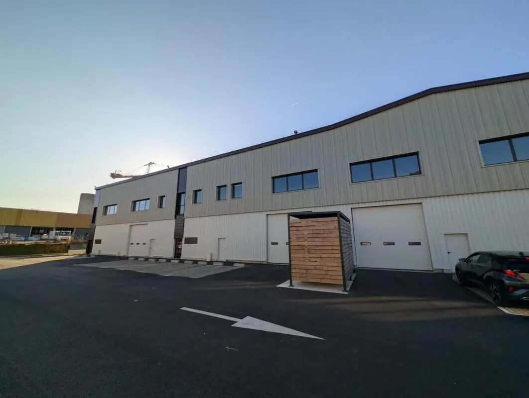 Light Industrial in Osny to rent Building Photo- Image 1 of 7