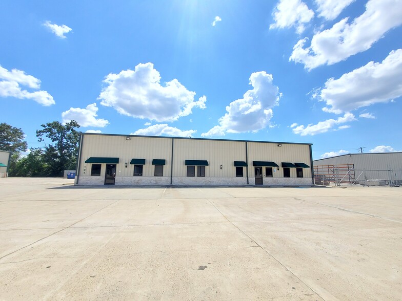 2418 N Frazier St, Conroe, TX for rent - Building Photo - Image 3 of 19