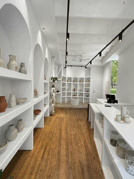 Retail in Marseille to rent - Interior Photo - Image 2 of 2