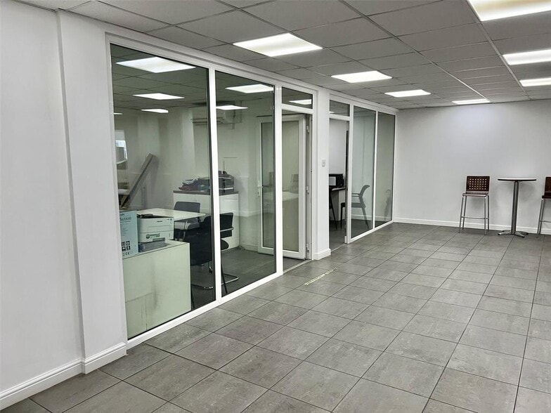 139 West Rd, Westcliff On Sea for sale - Interior Photo - Image 2 of 15