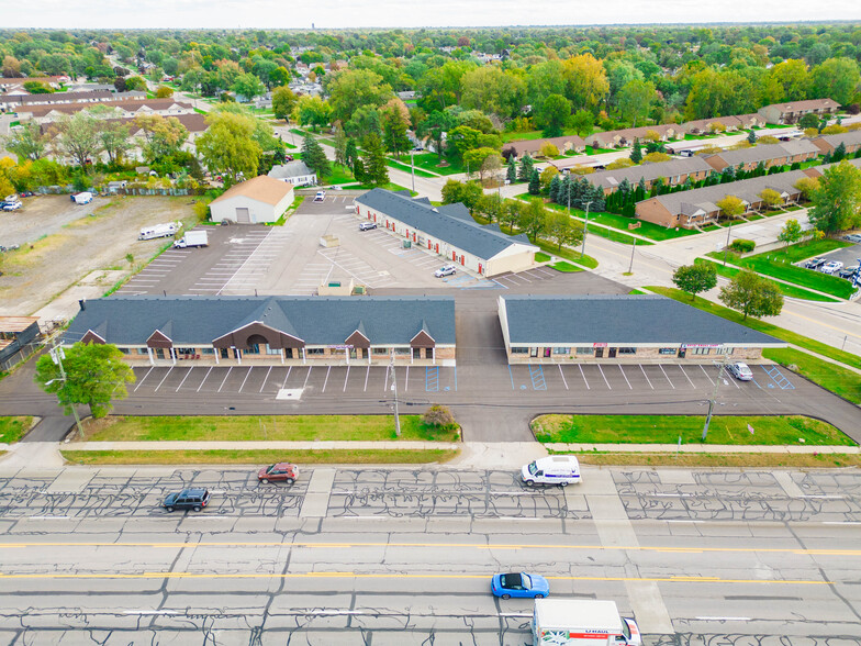 26010-26018 Groesbeck Hwy, Warren, MI for rent - Building Photo - Image 1 of 14