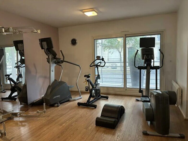 Office in Bordeaux to rent - Building Photo - Image 2 of 5