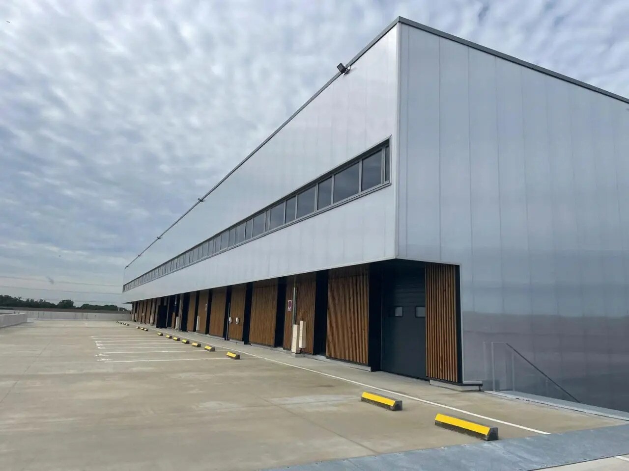 Retail in Tremblay-en-France to rent Building Photo- Image 1 of 7