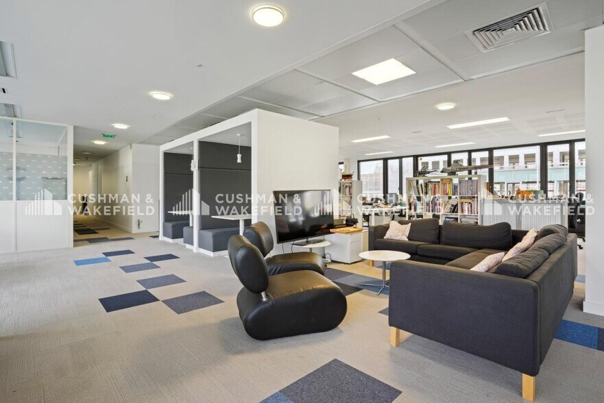 Office in Levallois-Perret to rent - Building Photo - Image 2 of 9