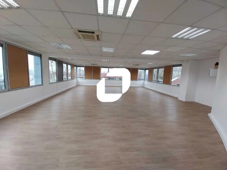 Office in Massy to rent - Interior Photo - Image 2 of 4