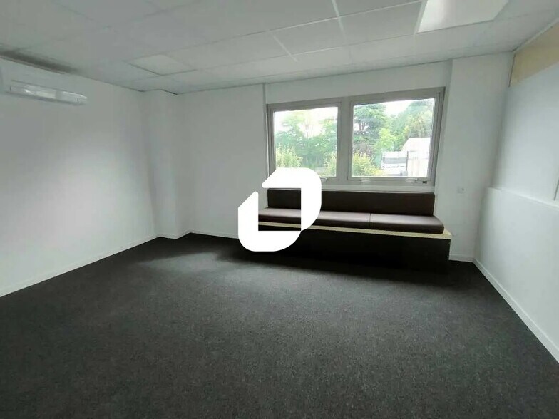 Office in Bezons to rent - Interior Photo - Image 2 of 10