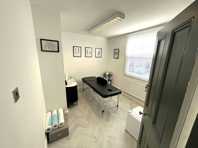 6 George St, Alderley Edge to rent - Building Photo - Image 2 of 7