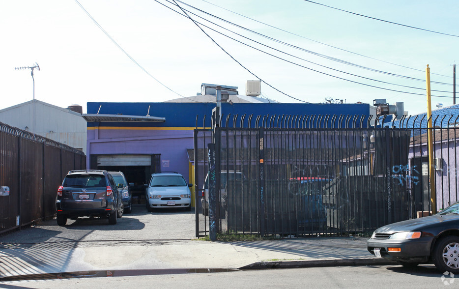 222 E 32nd St, Los Angeles, CA for rent - Building Photo - Image 2 of 4