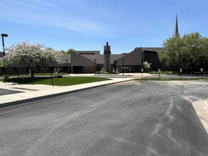 6595 Cascade Rd SE, Grand Rapids, MI for rent Building Photo- Image 1 of 10