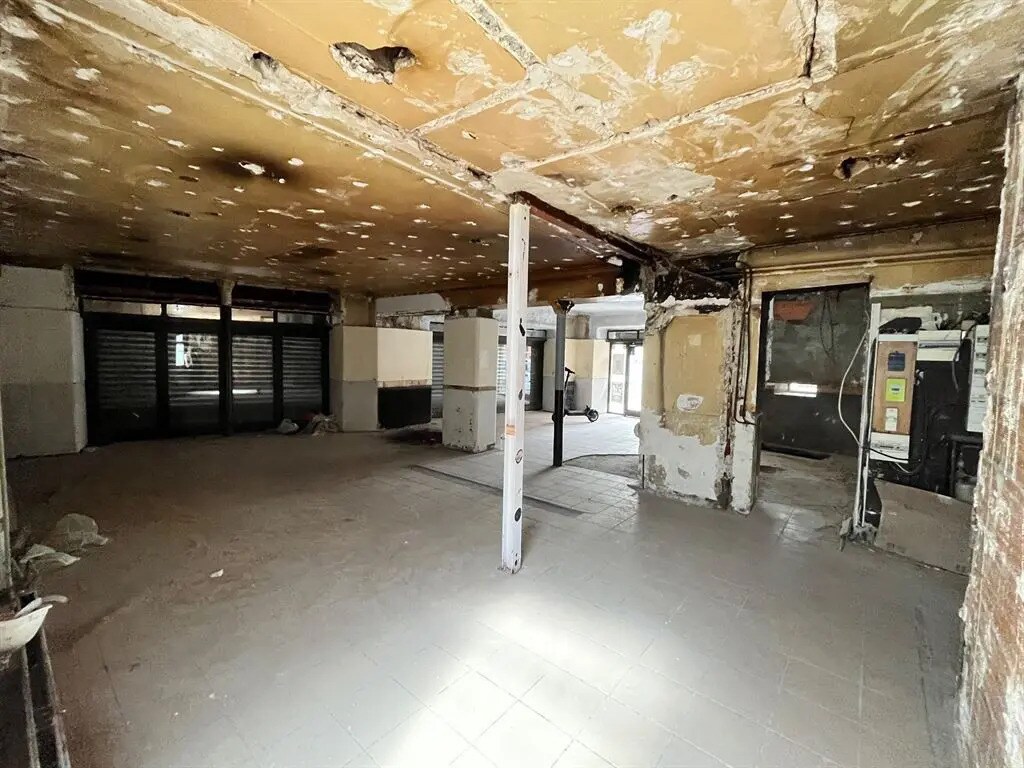 Retail in Paris for sale Building Photo- Image 1 of 7