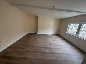 7-9 The Hundred, Romsey to rent Interior Photo- Image 1 of 3