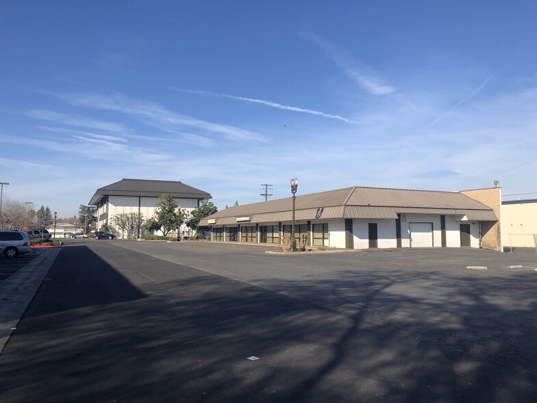 4270 N Blackstone Ave, Fresno, CA for rent - Building Photo - Image 3 of 11