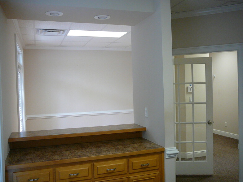 2410 Bemiss Rd, Valdosta, GA for rent - Building Photo - Image 3 of 14