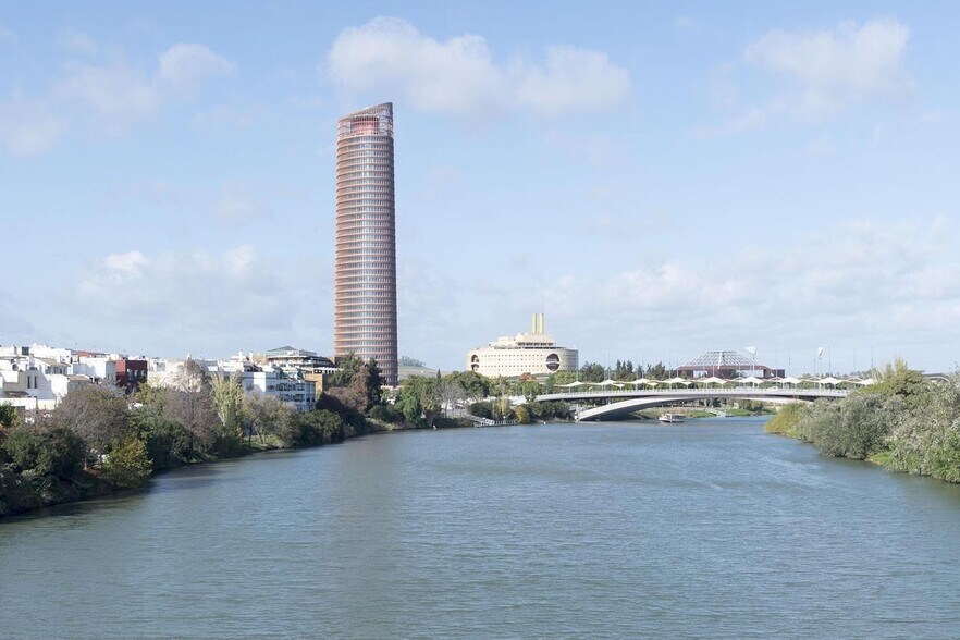 Retail in Seville, Sevilla to rent - Building Photo - Image 2 of 6