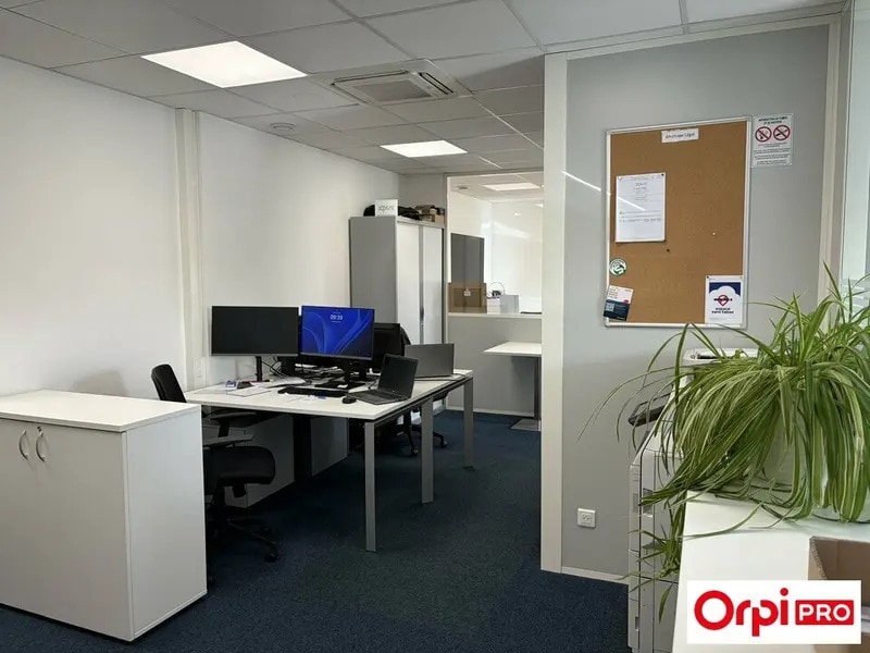 Office in Lyon for sale Building Photo- Image 1 of 9