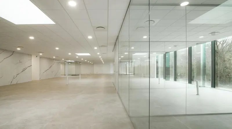 Light Industrial in Le Mesnil-Amelot to rent - Interior Photo - Image 3 of 10