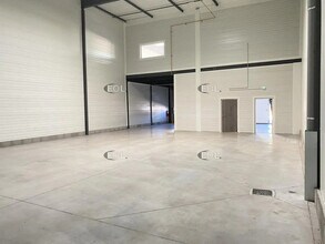 Light Industrial in Saint-Priest to rent Interior Photo- Image 2 of 18