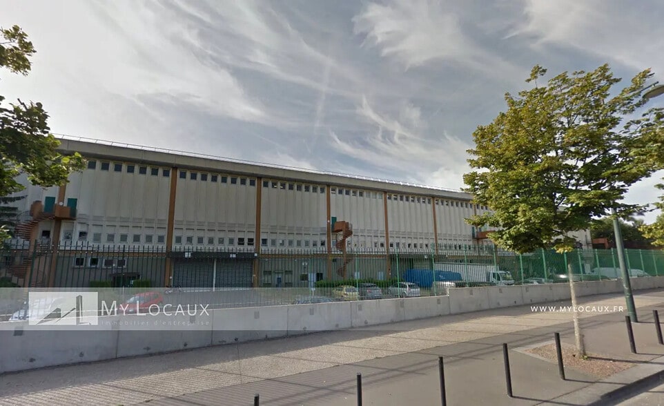 Industrial in Clichy to rent - Building Photo - Image 1 of 5