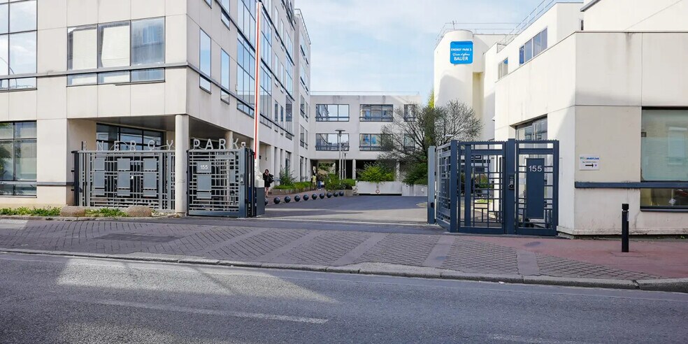 Office in Saint-Ouen-Sur-Seine to rent - Building Photo - Image 2 of 15