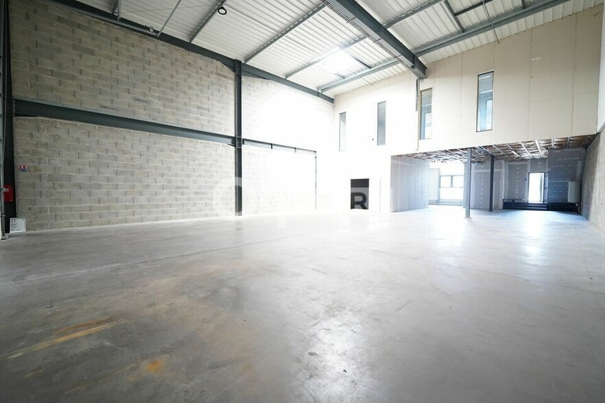 2736 Route De Ravel, Mornant to rent - Interior Photo - Image 2 of 12