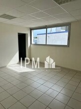 Office in La Penne-sur-Huveaune to rent Interior Photo- Image 2 of 4
