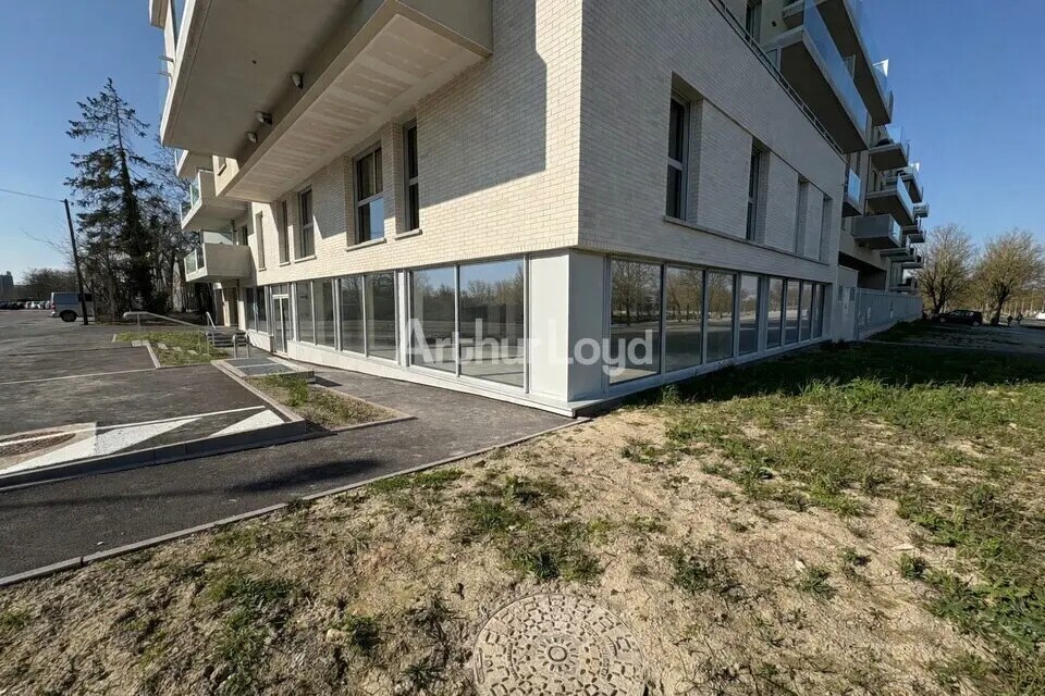 Retail in Reims for sale Building Photo- Image 1 of 5