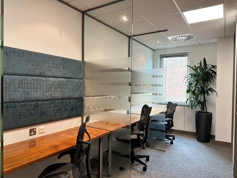 16 Pepper St, London to rent - Interior Photo - Image 3 of 3