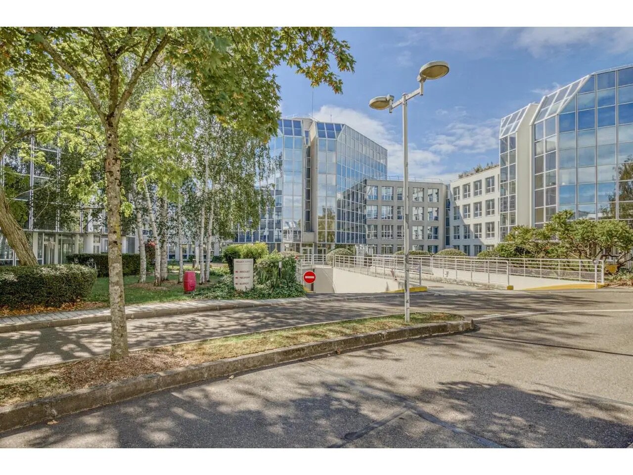 Office in Vélizy-Villacoublay to rent Primary Photo- Image 1 of 47