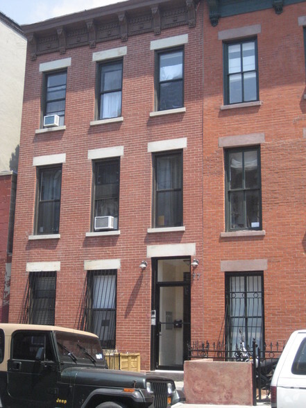 77 Saint Marks Pl, Brooklyn, NY for sale - Primary Photo - Image 1 of 4