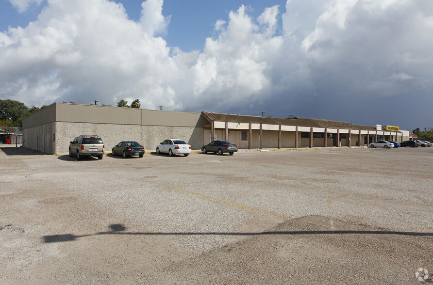 327-365 W Avenue J, Robstown, TX for sale - Primary Photo - Image 1 of 1