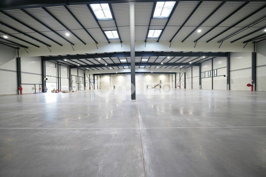 Industrial in Saint-Laurent-de-Mure to rent - Building Photo - Image 3 of 12