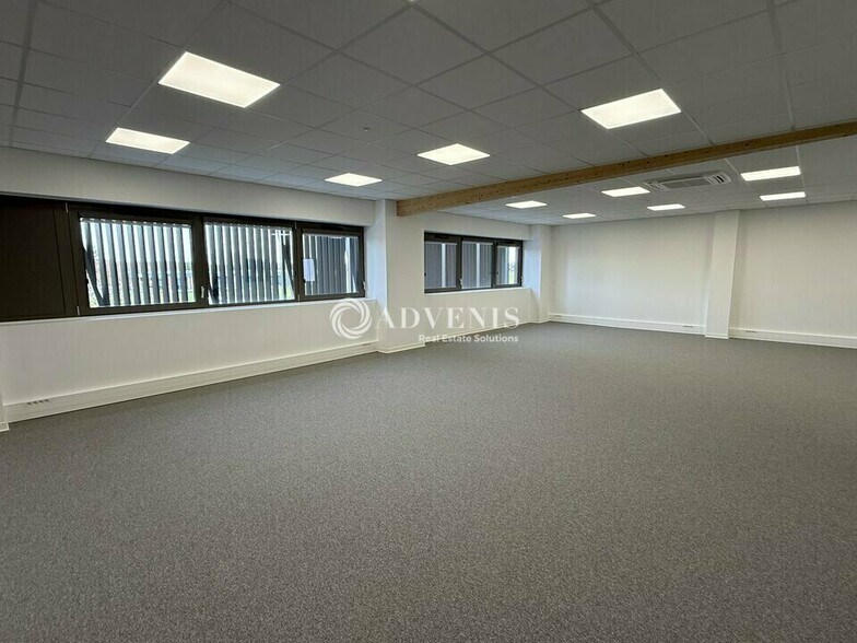 Light Industrial in Ozoir La Ferriere to rent - Interior Photo - Image 3 of 6