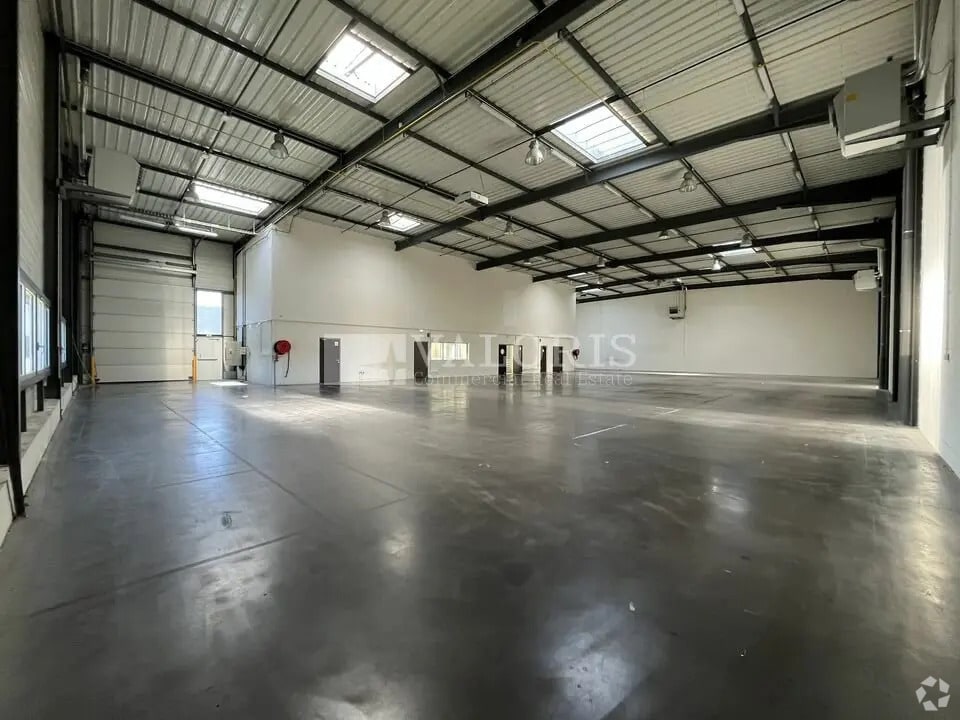 Light Industrial in Saint-Priest to rent Interior Photo- Image 1 of 21