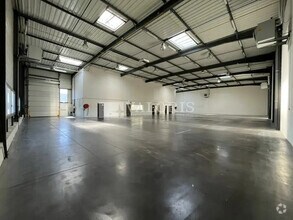 Light Industrial in Saint-Priest to rent Interior Photo- Image 1 of 21