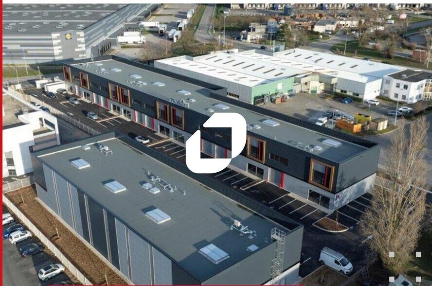 Light Industrial in Saint-Quentin-Fallavier to rent - Building Photo - Image 3 of 14