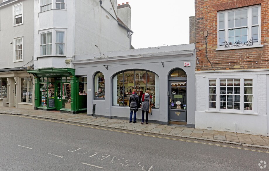 9393A High St, Windsor SL4 6AF UK