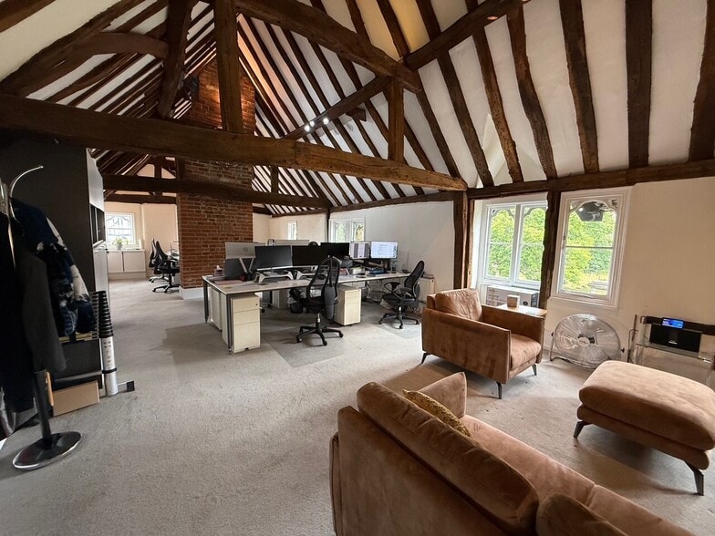 10-12 The Broadway, Beaconsfield to rent - Building Photo - Image 3 of 8