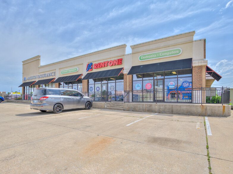 3800-3864 N Macarthur Blvd, Oklahoma City, OK for rent - Building Photo - Image 3 of 10