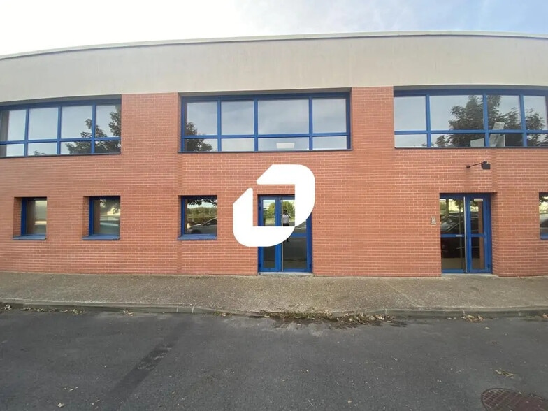 Light Industrial in Lieusaint to rent - Building Photo - Image 1 of 10