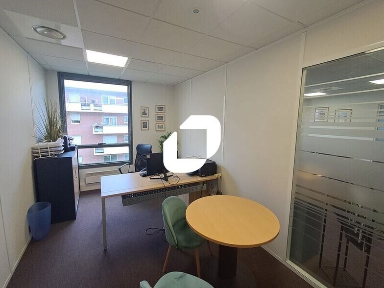 Office in Rueil-Malmaison to rent - Interior Photo - Image 2 of 9