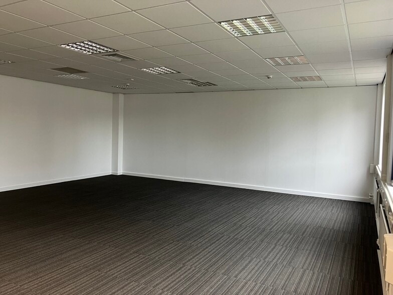 Avro Way, Manchester to rent - Building Photo - Image 3 of 11