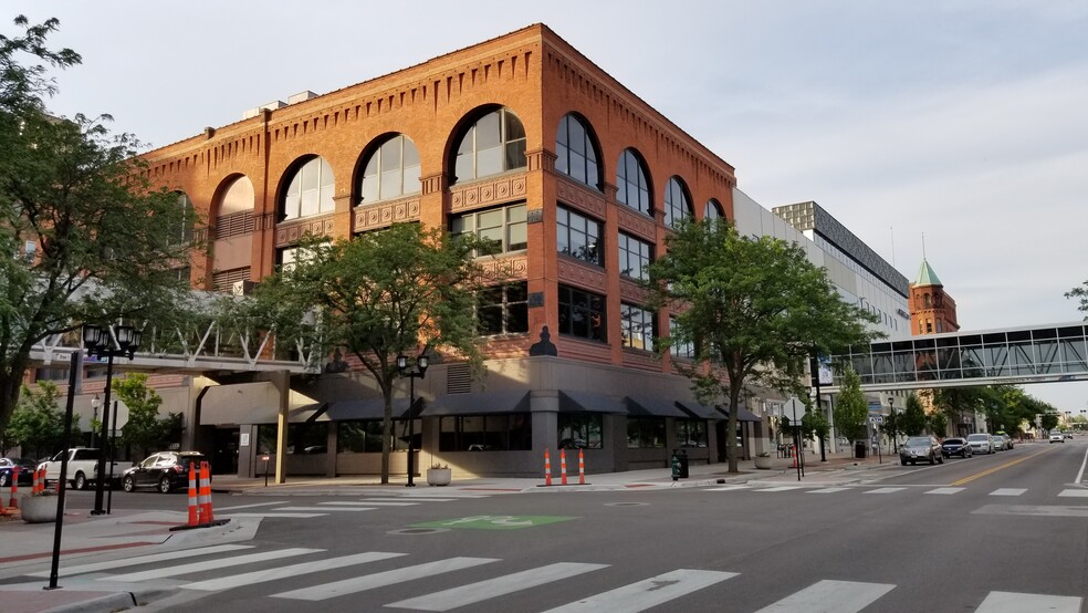 230 2nd St SE, Cedar Rapids, IA for rent - Building Photo - Image 1 of 6