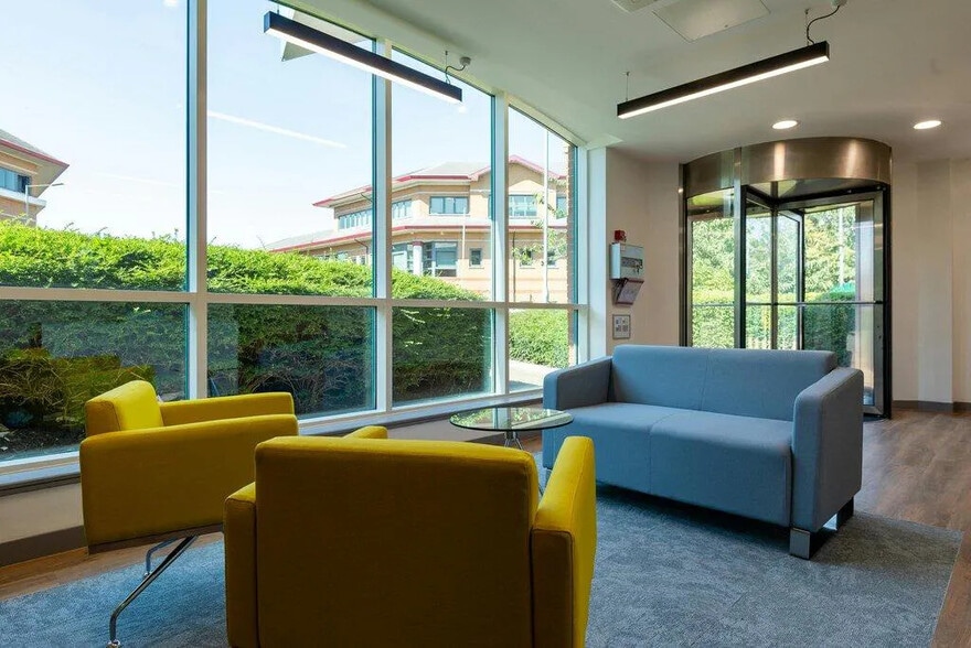 5 Mondial Way, Hayes to rent - Building Photo - Image 3 of 7