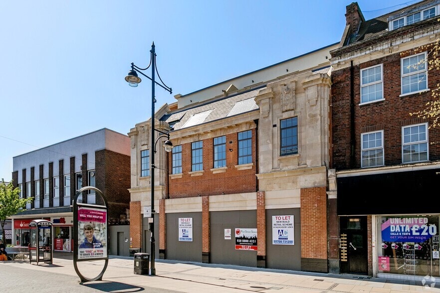 64 South St, Romford to rent - Building Photo - Image 1 of 2
