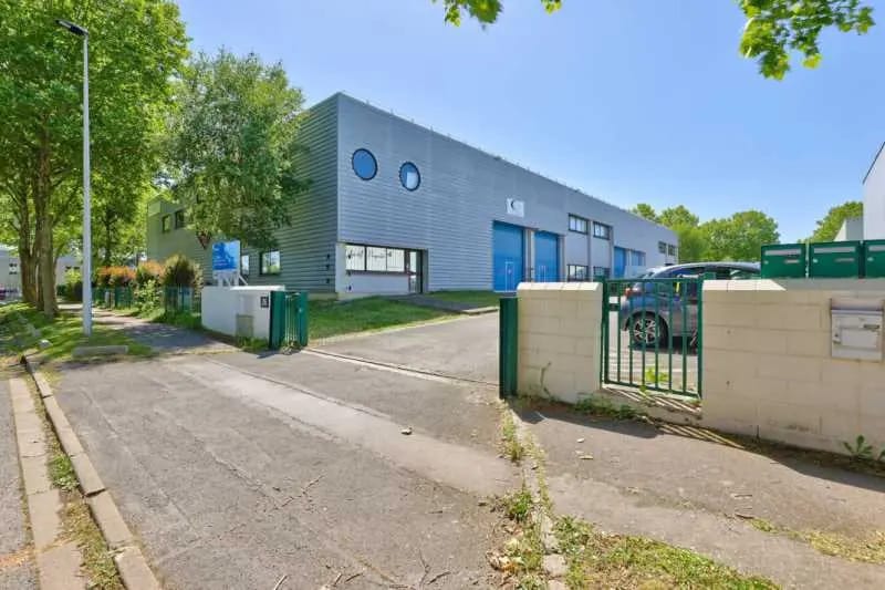 Light Industrial in Collégien to rent Building Photo- Image 1 of 5