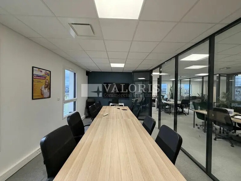 10 Chemin De L'Industrie, Dardilly to rent - Interior Photo - Image 2 of 8
