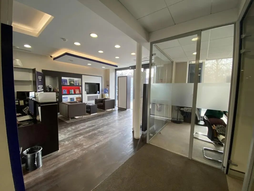 Retail in Paris to rent Interior Photo- Image 1 of 8