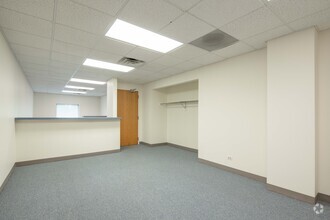 150 W Half Day Rd, Buffalo Grove, IL for rent Interior Photo- Image 1 of 3